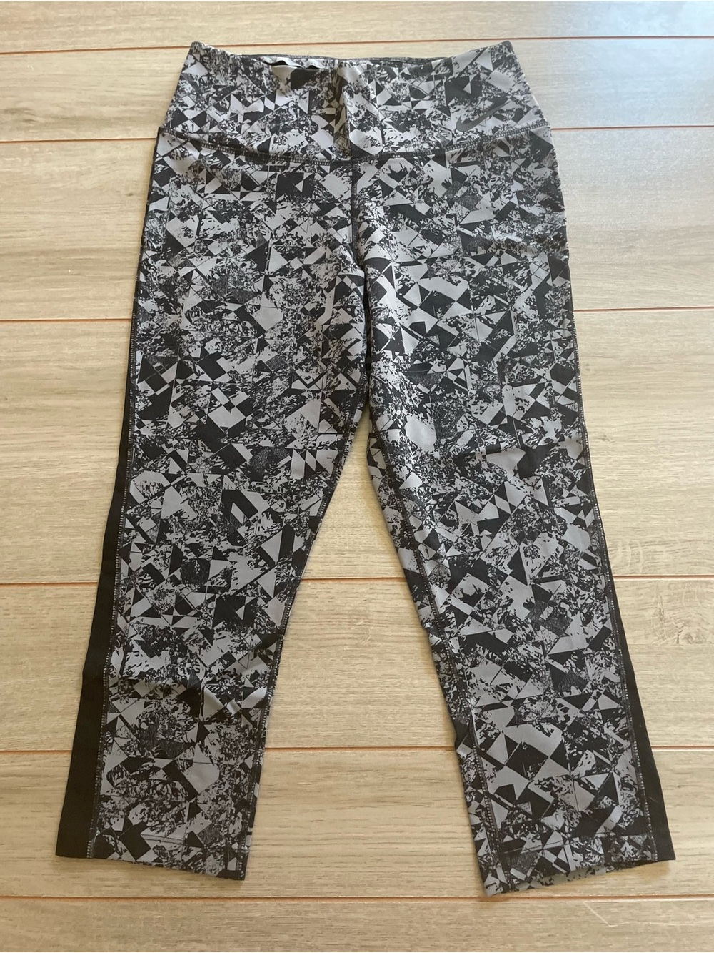 Nike dri fit women's small gray / black athletic capris